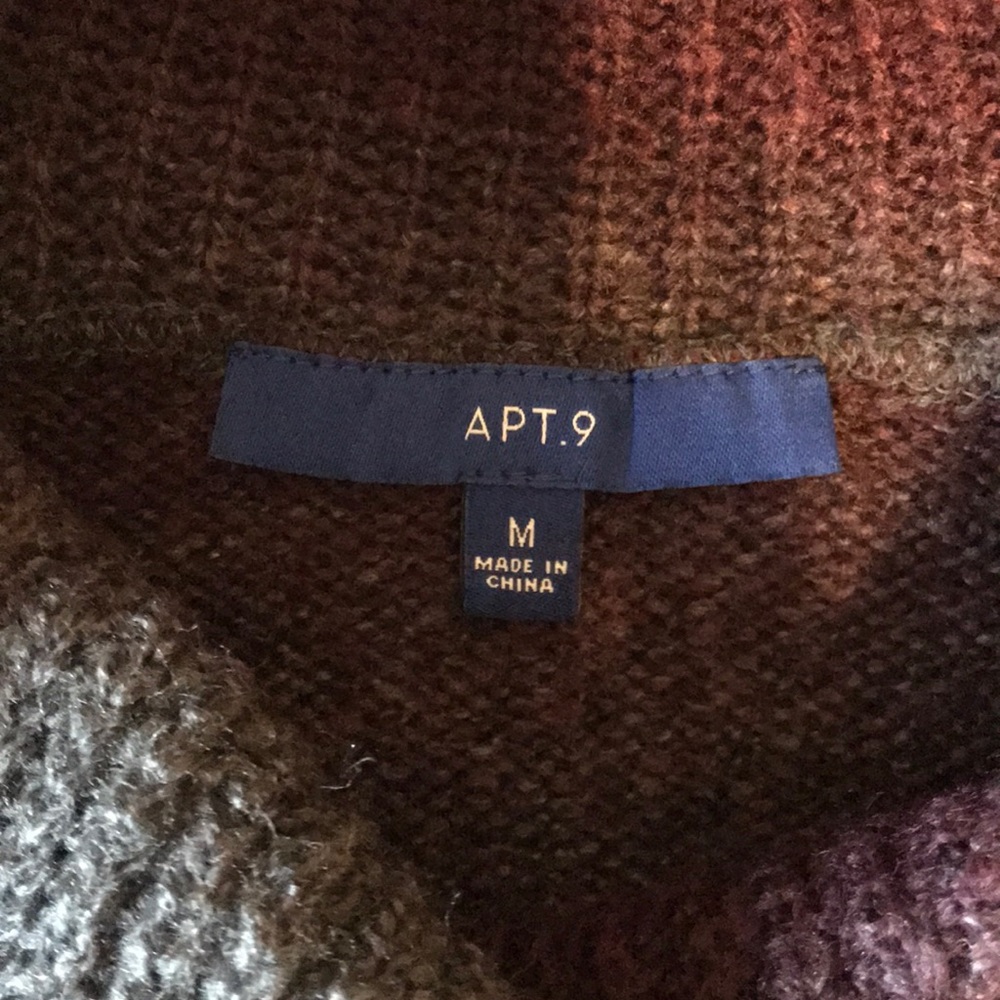 Pretty sweater - Picture 2 of 2